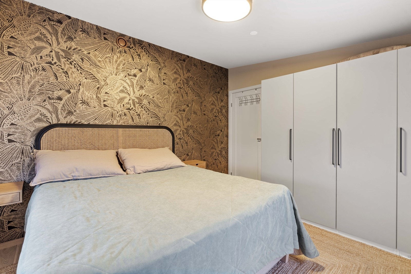 Hovedsoverom med stor garderobe Galleribilde