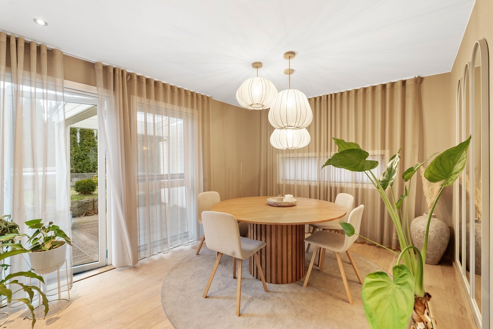 Spiseplass med utgang til terrasse Galleribilde