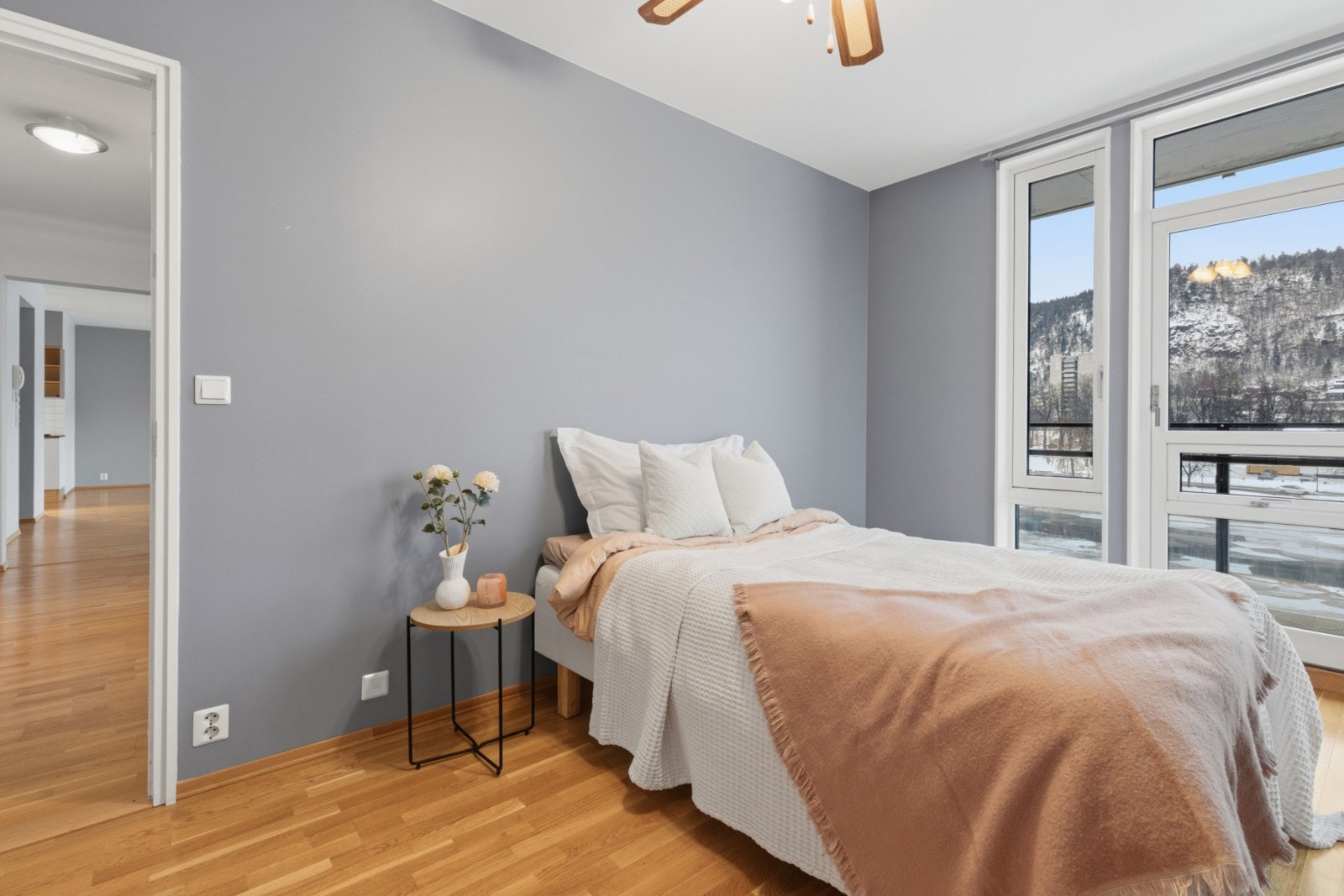 Hovedsoverom med flott intern beliggenhet i leiligheten med store vinduer rett ut mot Drammenselva. Galleribilde