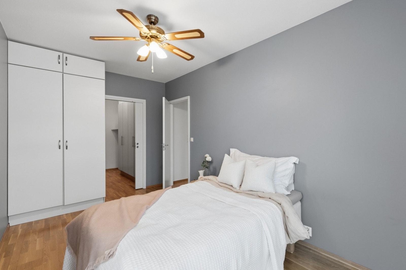 Rommet er malt i behagelige farger. Galleribilde