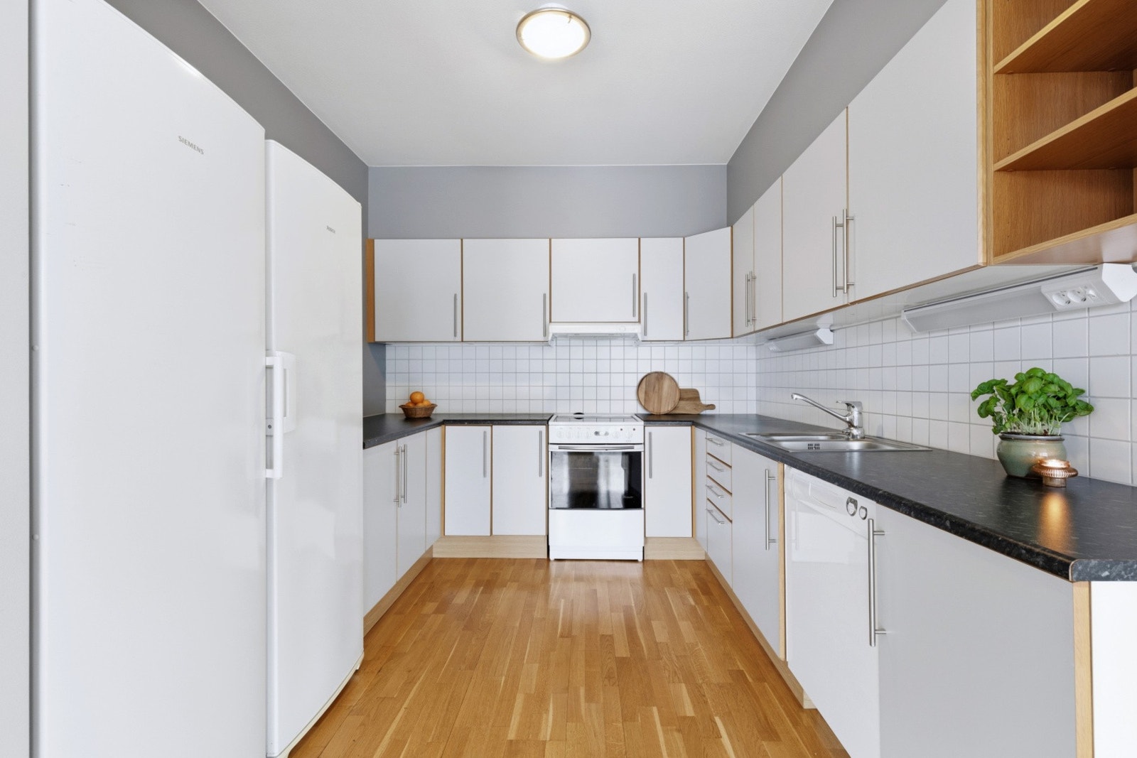 Kjøkkenet har innredning med glatte fronter. Galleribilde