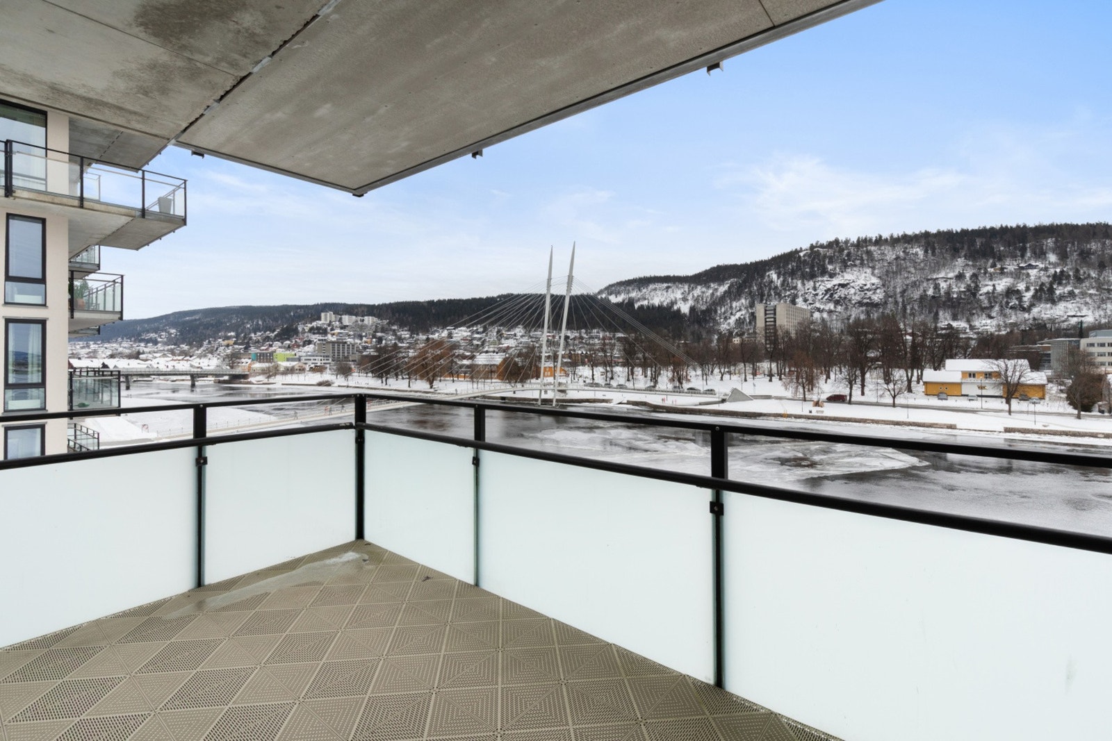 Balkongen har flott utsikt utover Drammen. Galleribilde