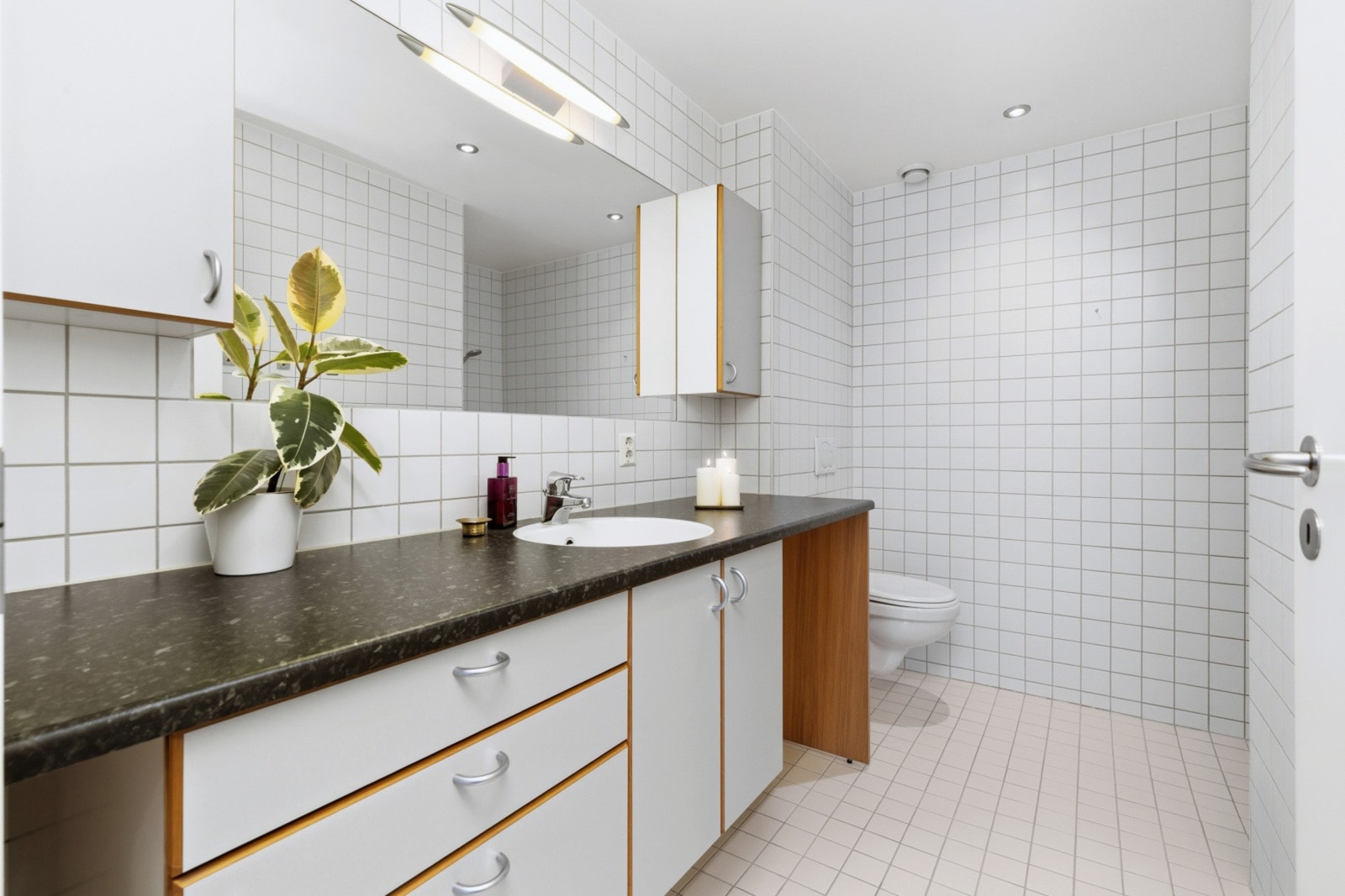 Flislagt bad med varme i gulv. Galleribilde