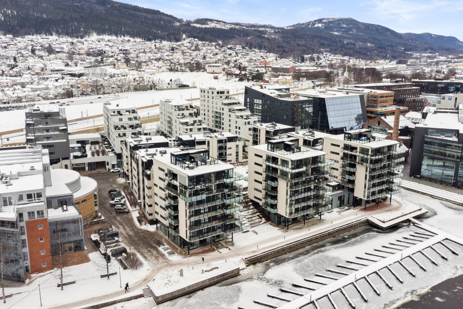Leiligheten ligger i første rekke ut mot elva og byr på en fantastisk utsikt utover Drammen. Galleribilde