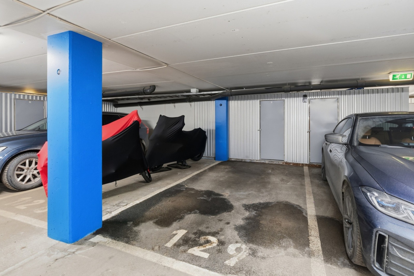 Med leiligheten følger det med en biloppstillingsplass i felles kjeller og bod. Galleribilde