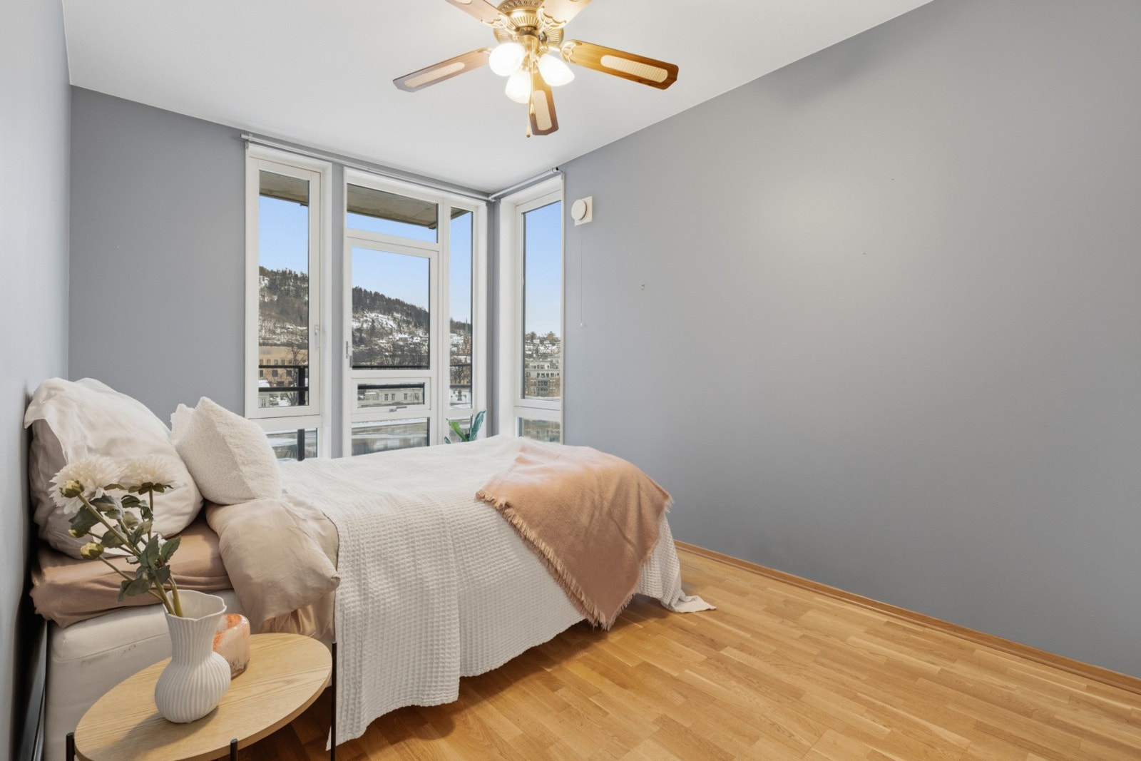 Hovedsoverom med god plass til dobbeltseng, nattbord og tilhørende møblement. Galleribilde