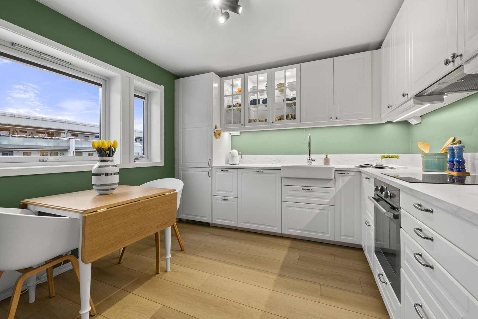 Lyst og trivelig kjøkken med god skap- og benkeplass. Galleribilde