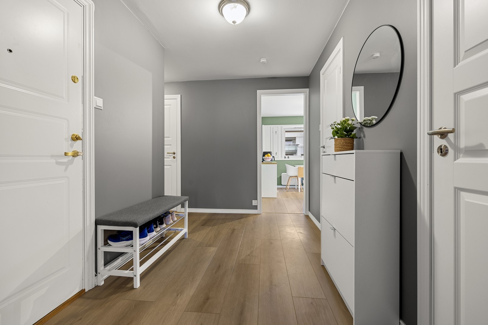 En lys og innbydende entré ønsker deg velkommen inn. Galleribilde