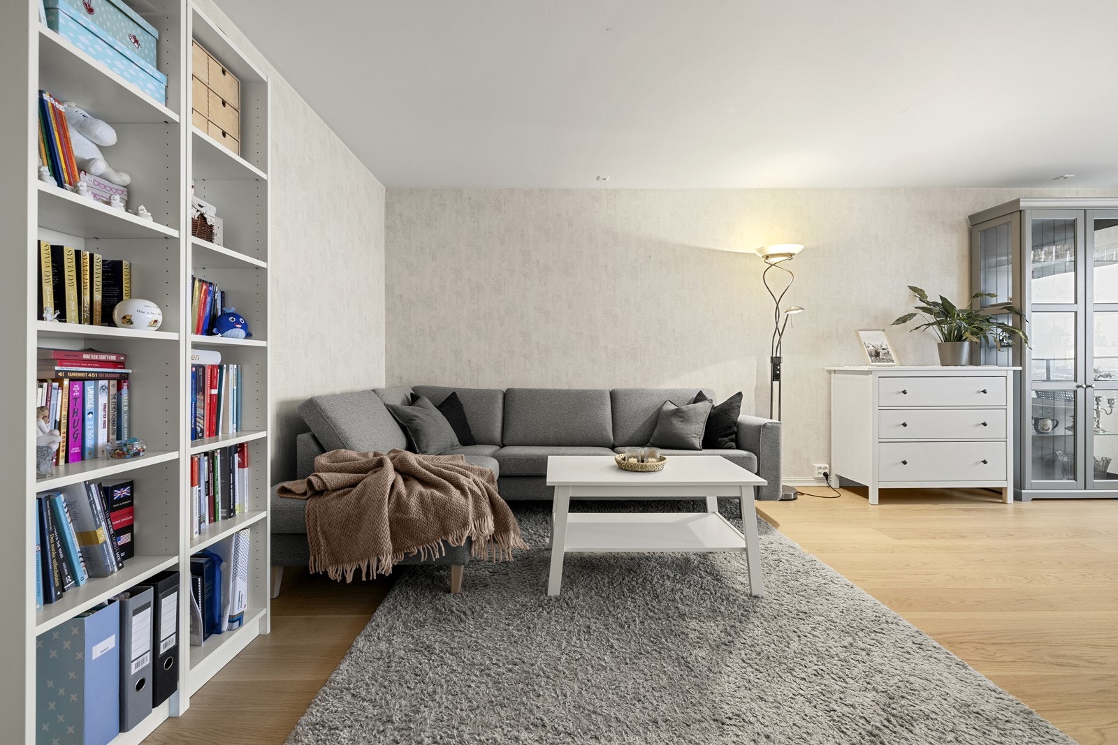 Det er lagt ny eikeparkett på gulvet i stuen som gir et godt og lunt preg. Galleribilde