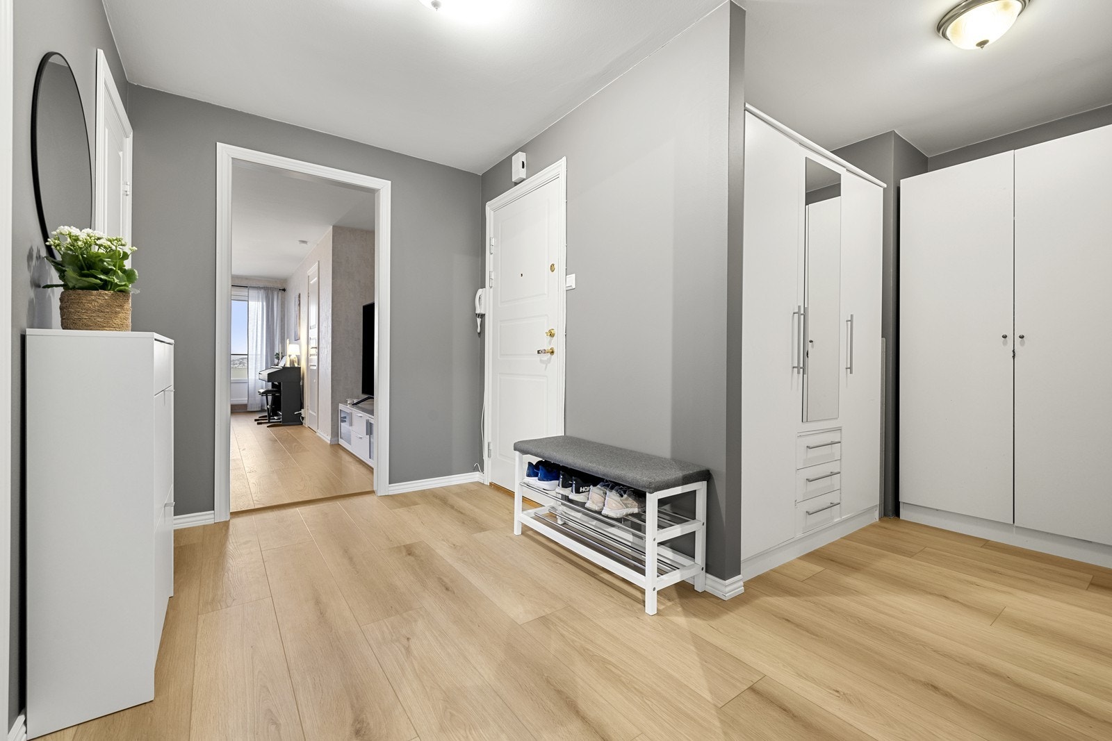 Romslig entré med gode oppbevaringsmuligheter i garderobeskap. Galleribilde