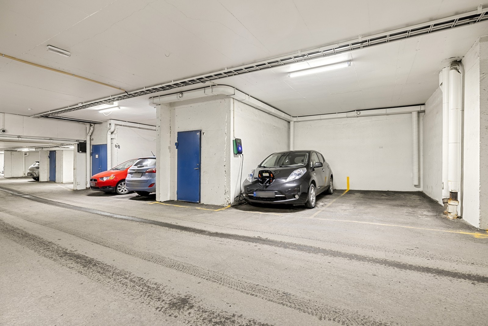 Det medfølger en fast garasjeplass med installert elbillader. Galleribilde