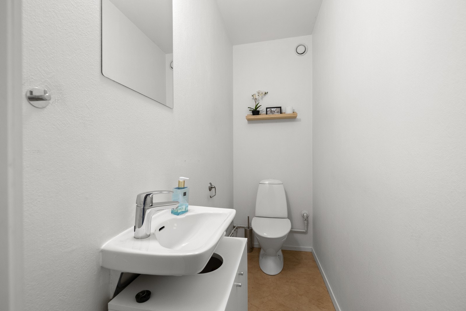 Leiligheten har et praktisk, separat toalettrom i tilknytning til entréen. Galleribilde