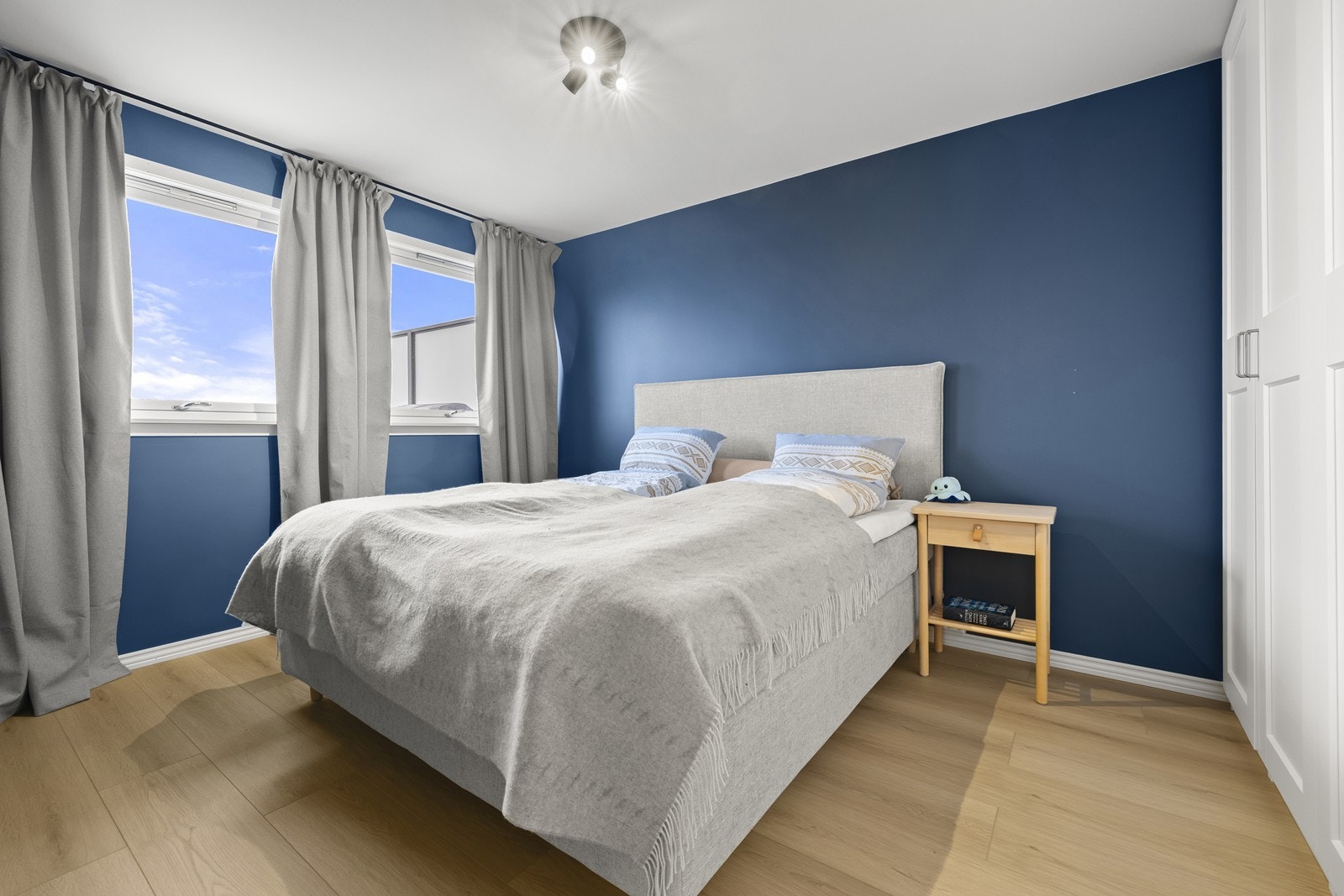 Hovedsoverommet er av god størrelse med plass til dobbeltseng og garderobeløsning. Galleribilde