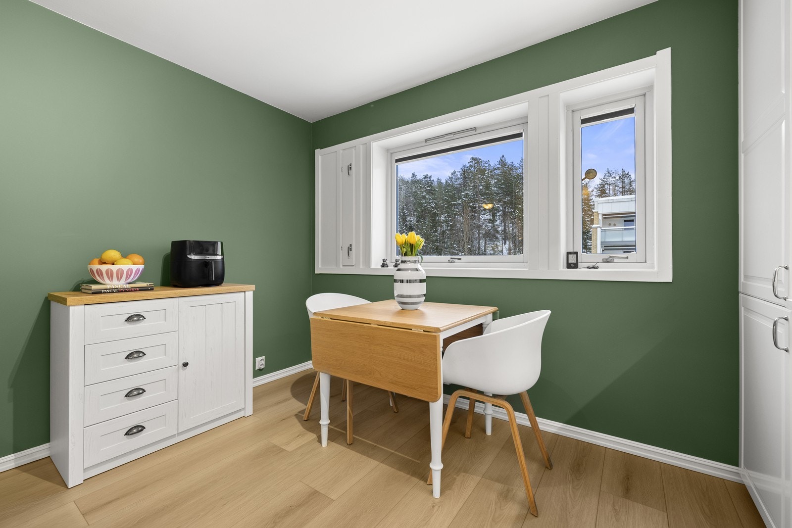 Kjøkkenet har en egen spiseplass ved vinduet, perfekt for hverdagsmåltider. Galleribilde