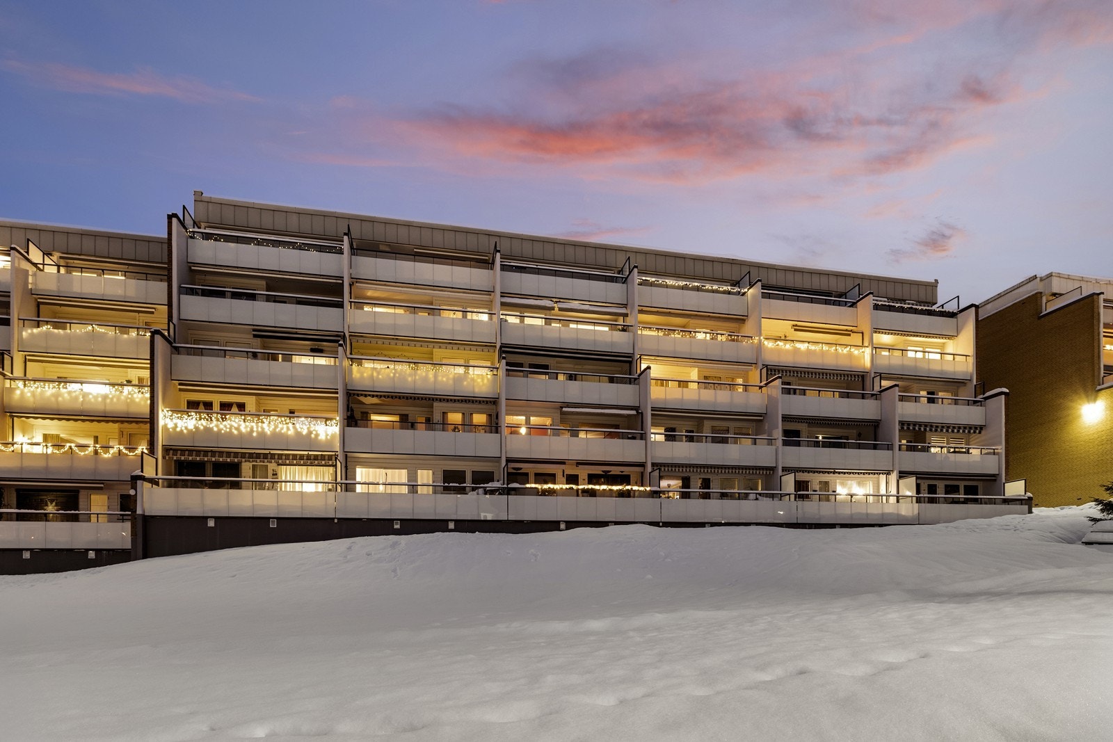 Leiligheten ligger i en velholdt bygning med store, private balkonger. Galleribilde