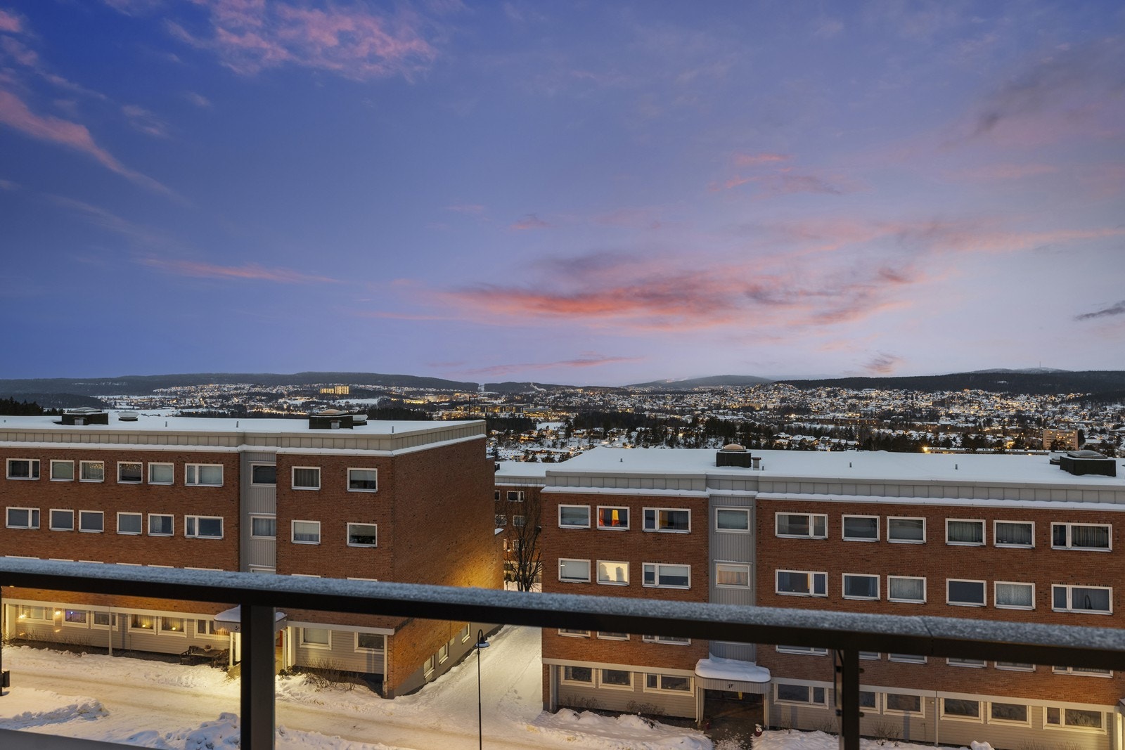 Fra balkongen har man en vidstrakt og fantastisk utsikt over nærområdet. Galleribilde