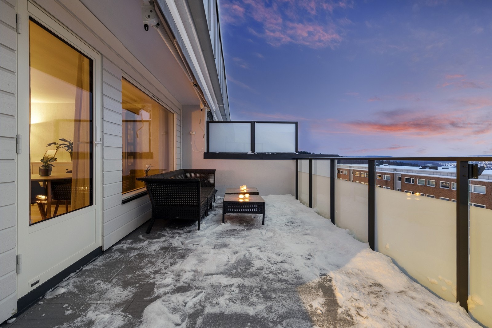 Balkongen er romslig og gir god plass til en hyggelig sittegruppe med lite innsyn. Galleribilde