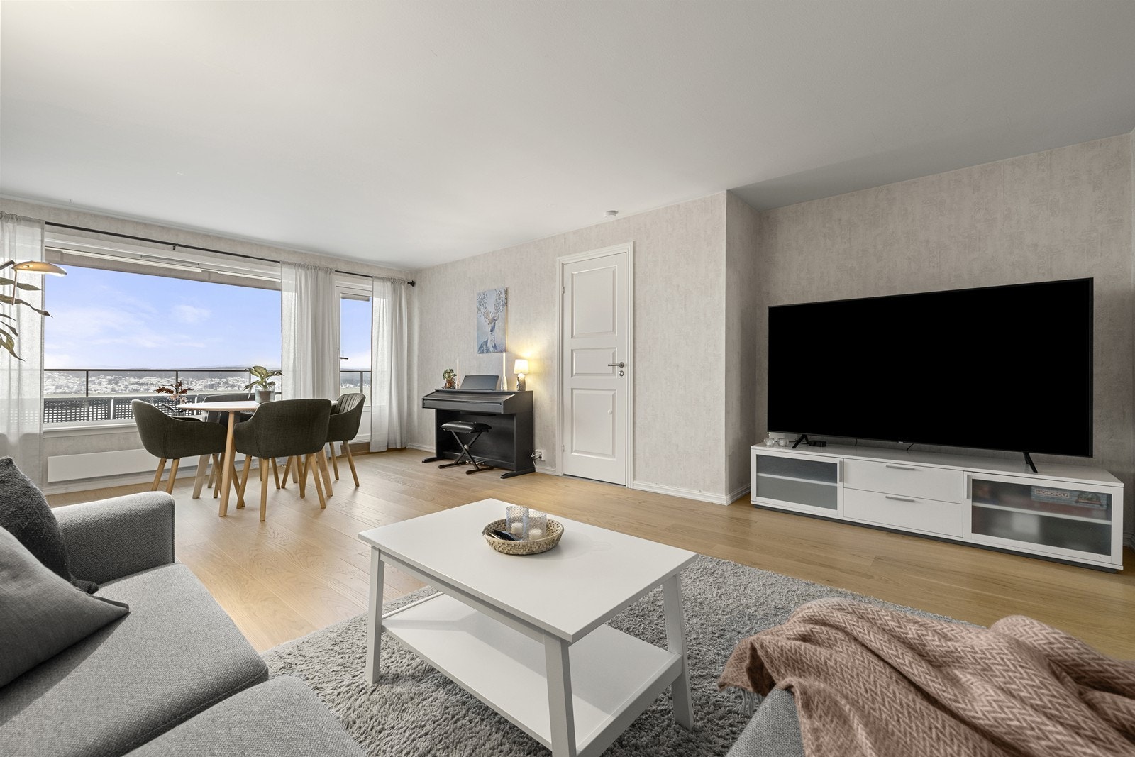 En fleksibel planløsning gir flere møbleringsmuligheter for TV-stue og spiseplass. Galleribilde