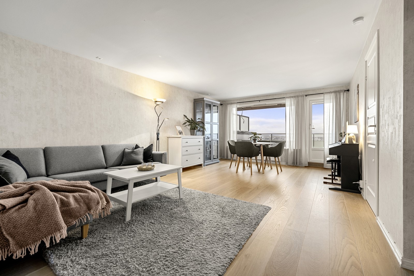 Store vindusflater gir rikelig med naturlig lys inn i stuen. Galleribilde