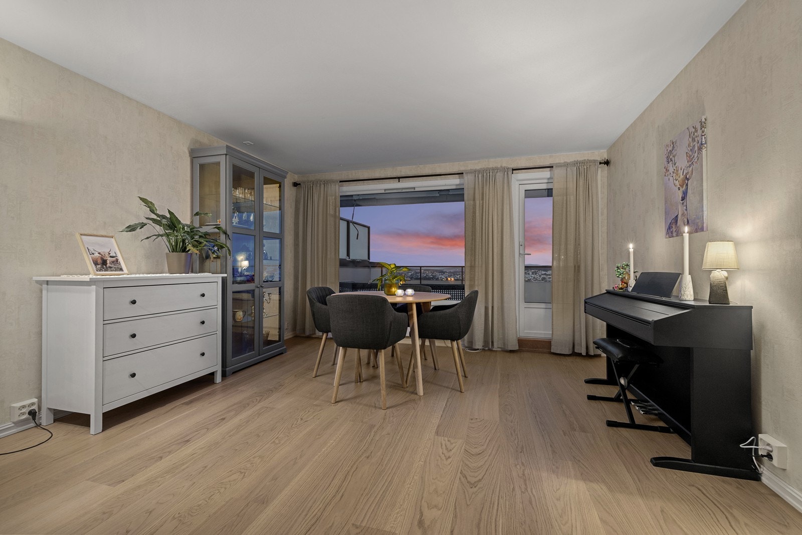 Leiligheten har en romslig stue med god plass til både sofagruppe og spisebord. Galleribilde