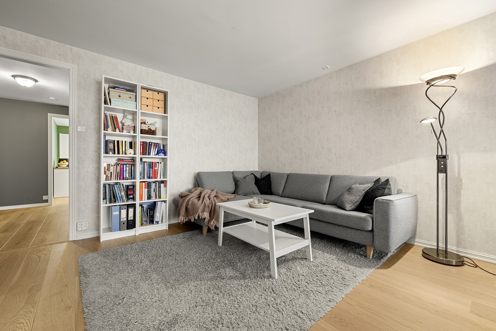 Den åpne løsningen gir god plass til en romslig sofakrok for avslapning. Galleribilde