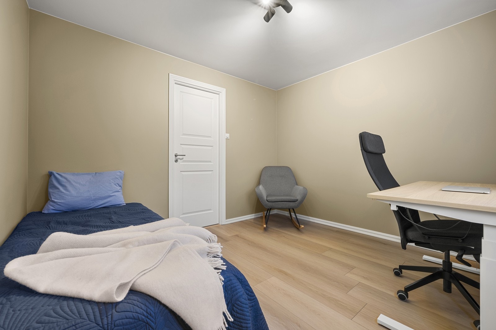 Rommet har en fleksibel størrelse med plass til både seng og arbeidsplass. Galleribilde