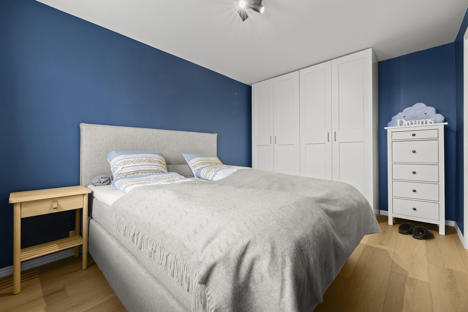 Store garderobeskap på hovedsoverommet gir rikelig med lagringsplass. Galleribilde