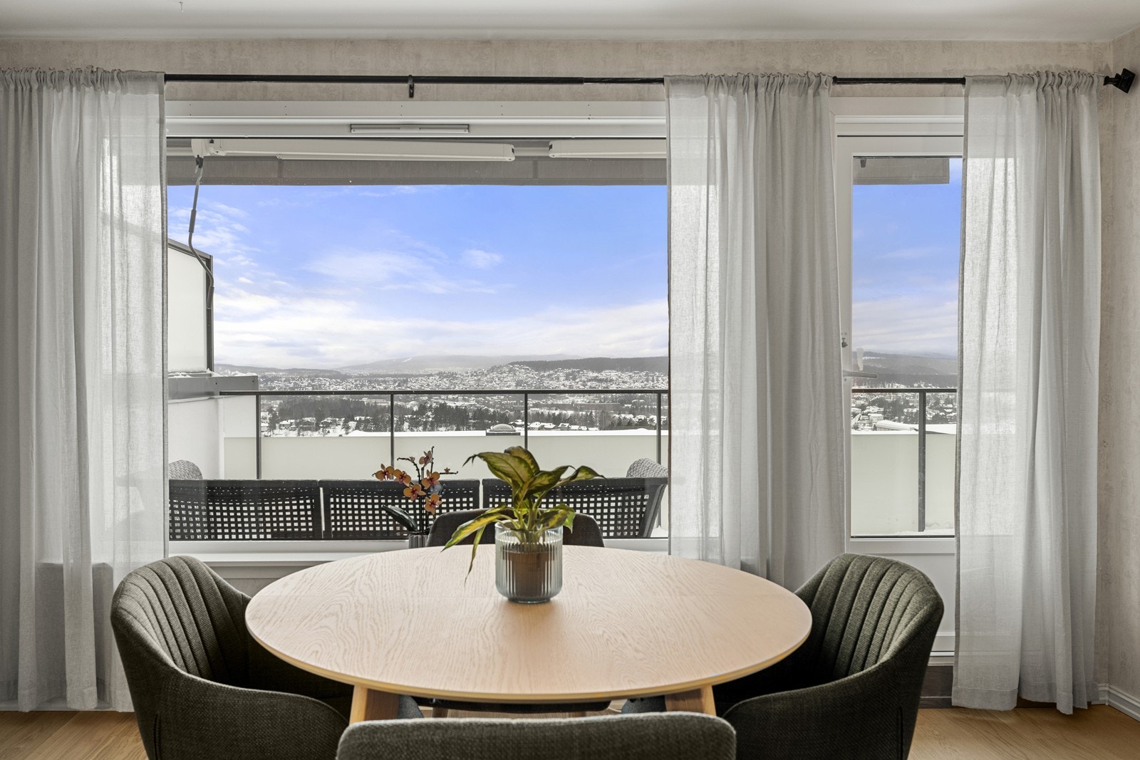 Vinduene rammer inn utsikten og skaper en luftig atmosfære i rommet. Galleribilde