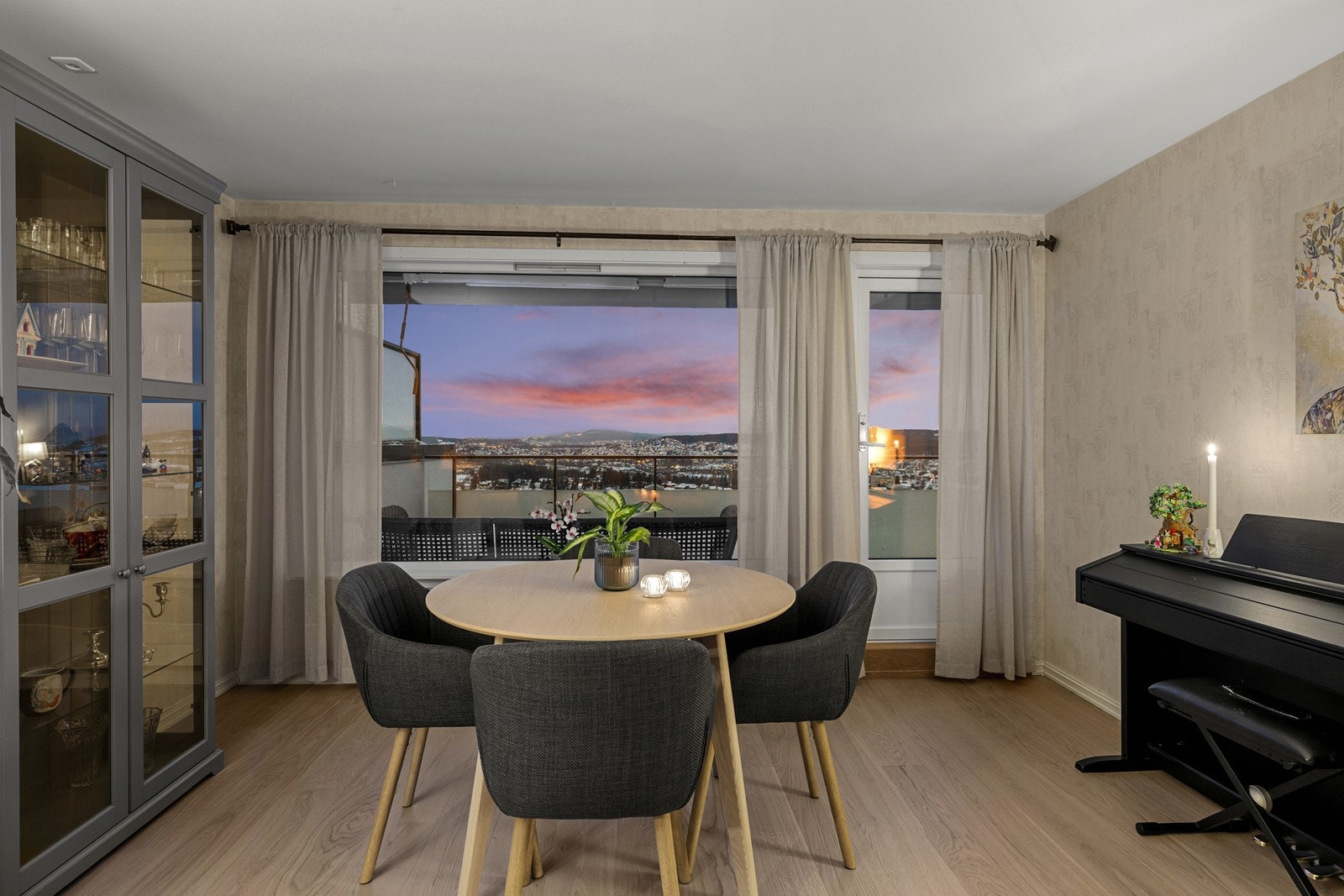 Fra spiseplassen er det direkte utgang til en stor, usjenert balkong. Galleribilde