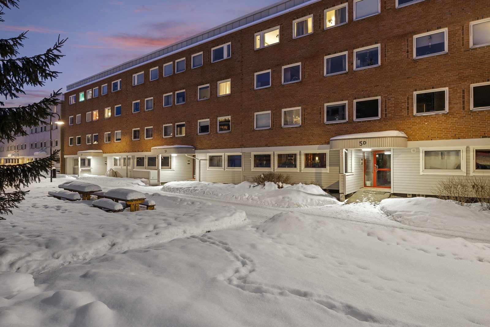 Hyggelige og velstelte fellesarealer rundt bygget. Galleribilde