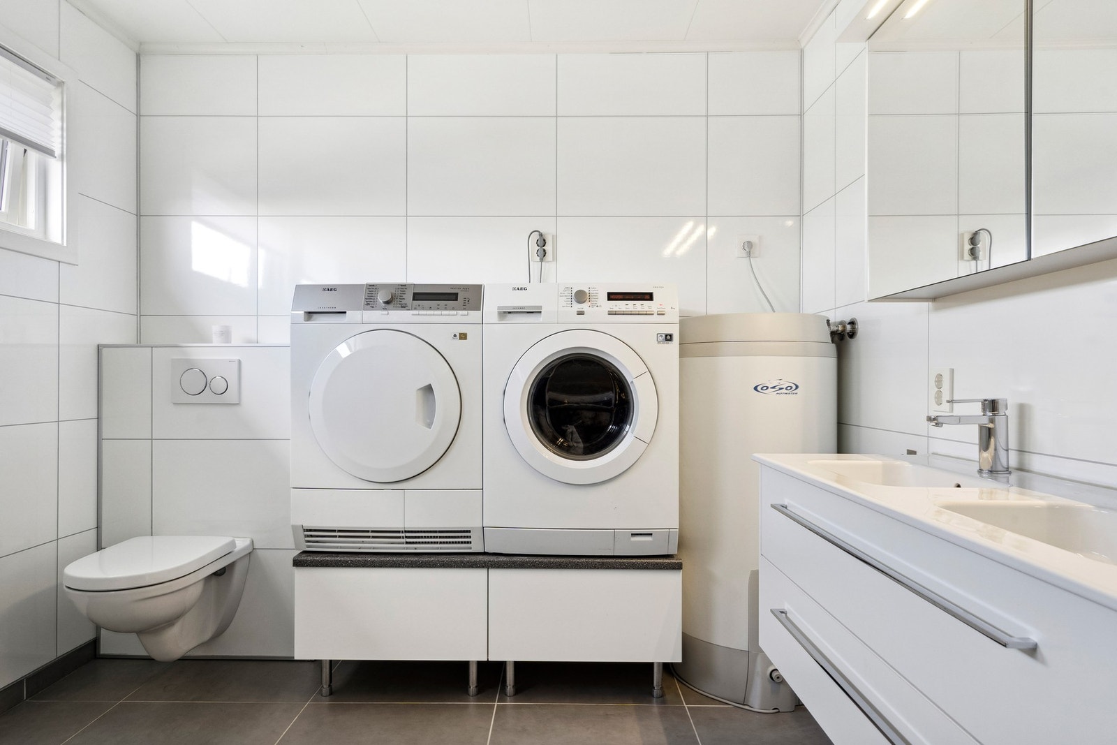 Romslig bad med opplegg for vask/tørk Galleribilde