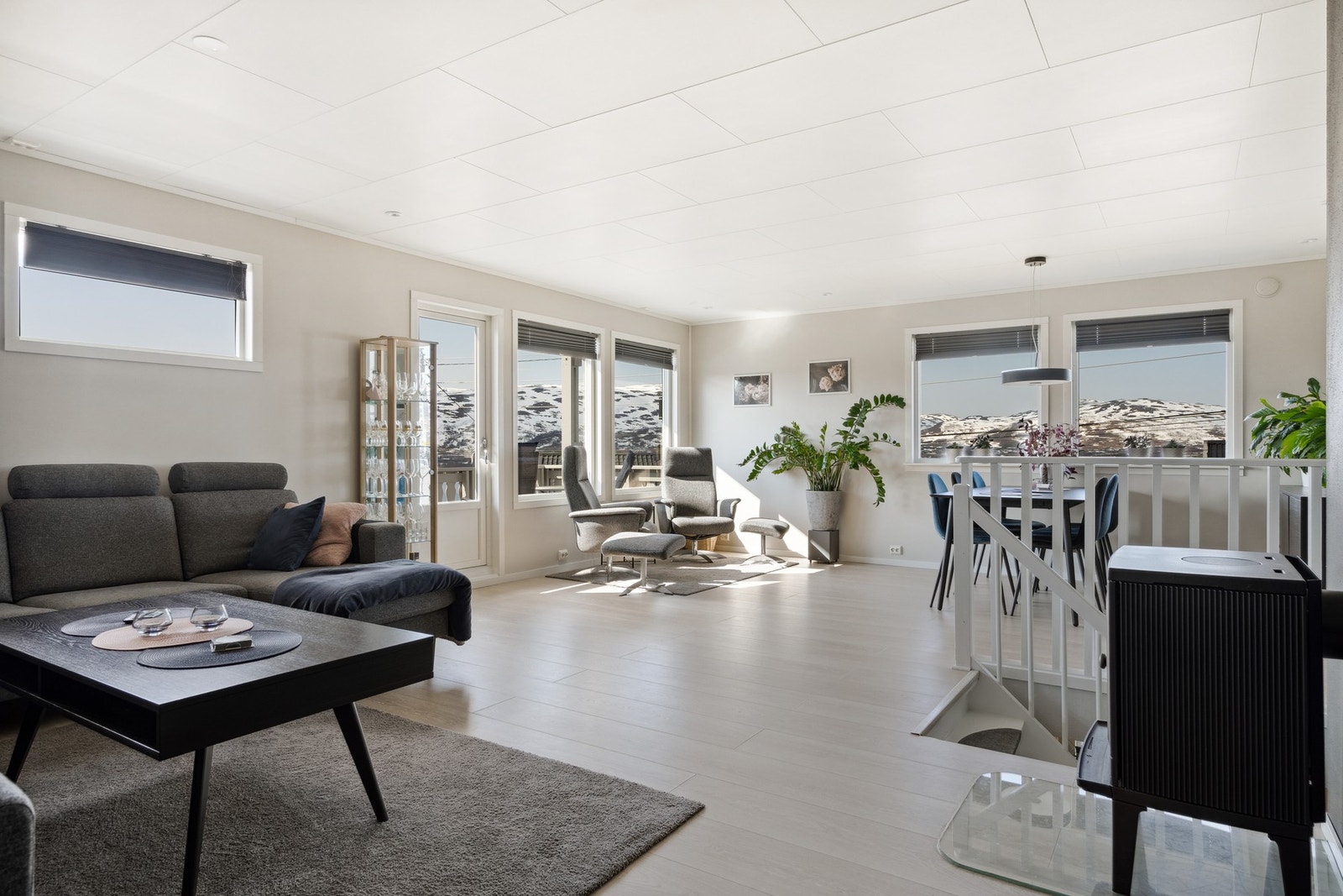 Romslig stue med gode møbleringsmuligheter Galleribilde