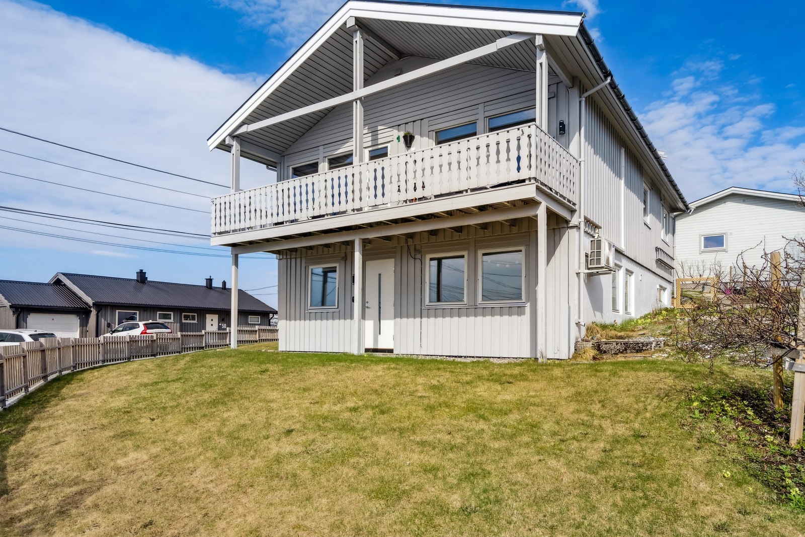 Svært pen intern plassering på en høyde, vendt sørvest Galleribilde