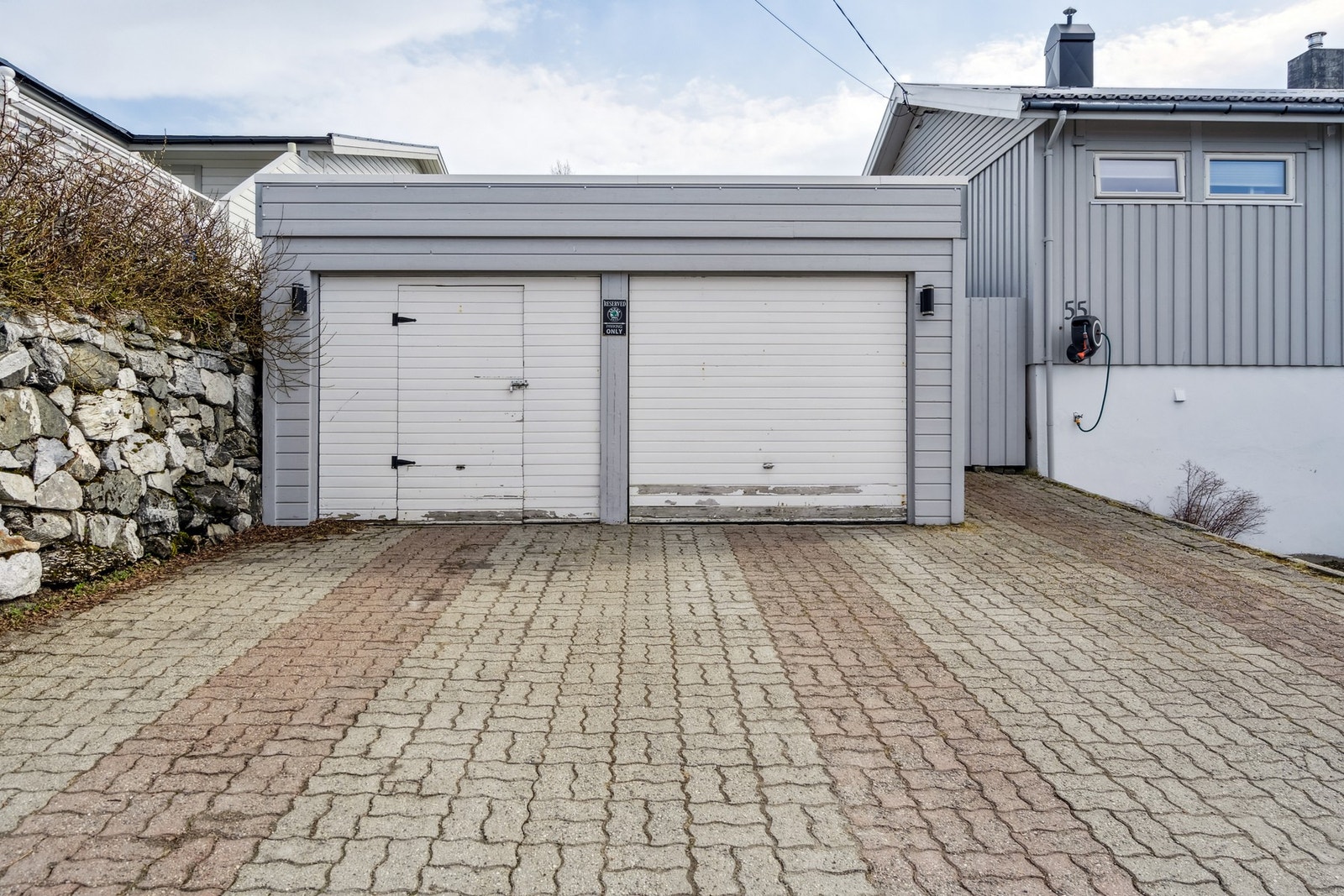 Stor oppstillingsplass samt garasje på egen tomt Galleribilde