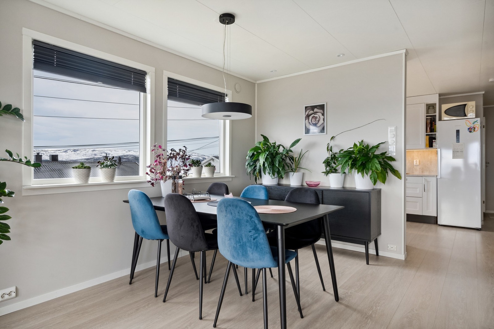 Plass til spisegruppe i forlengelse av kjøkken Galleribilde