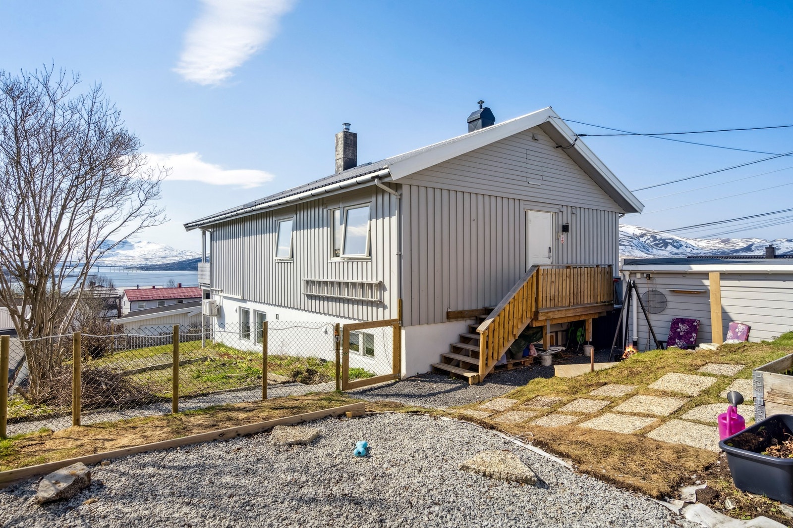 Romslig tomt med hyggelige uteplasser Galleribilde