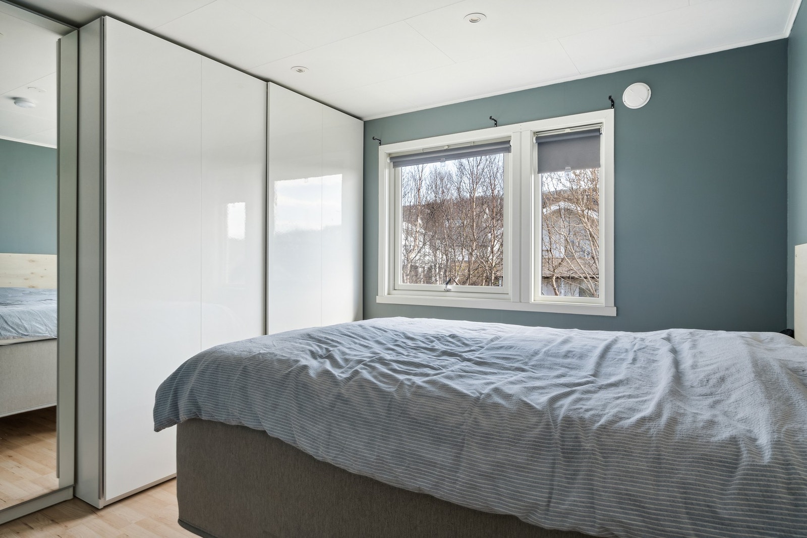 Soverom 1 - av god størrelse og med Skyvedørsgarderobeløsning Galleribilde