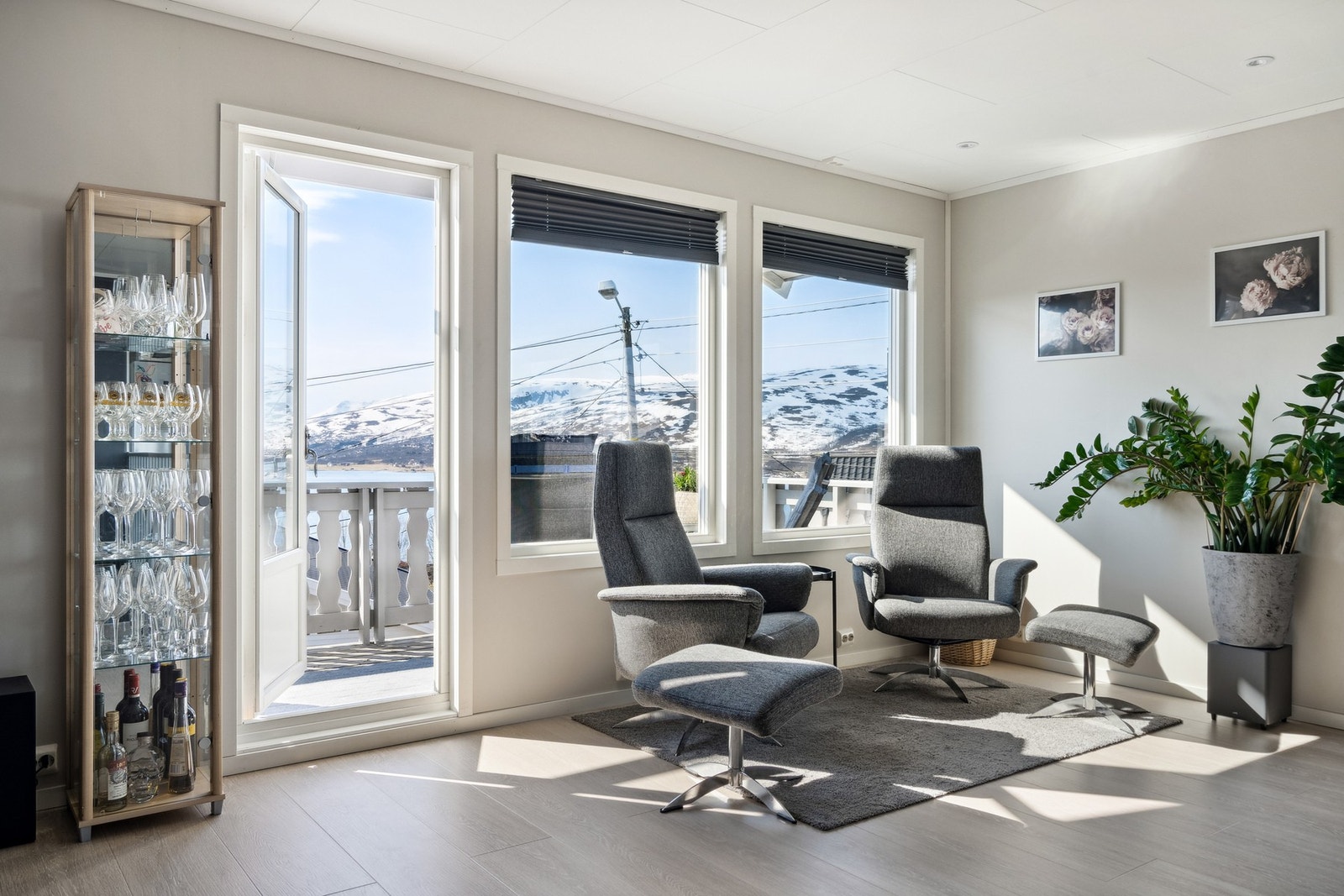 Utgang til sørvestvendt veranda ... Galleribilde