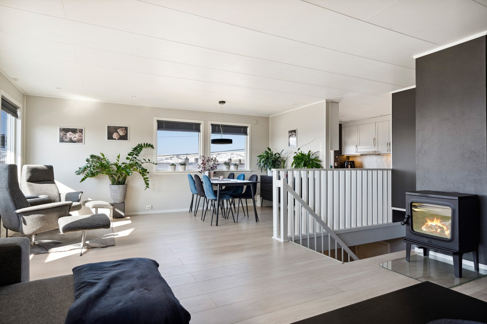 Peis med sentral plassering i boligen Galleribilde