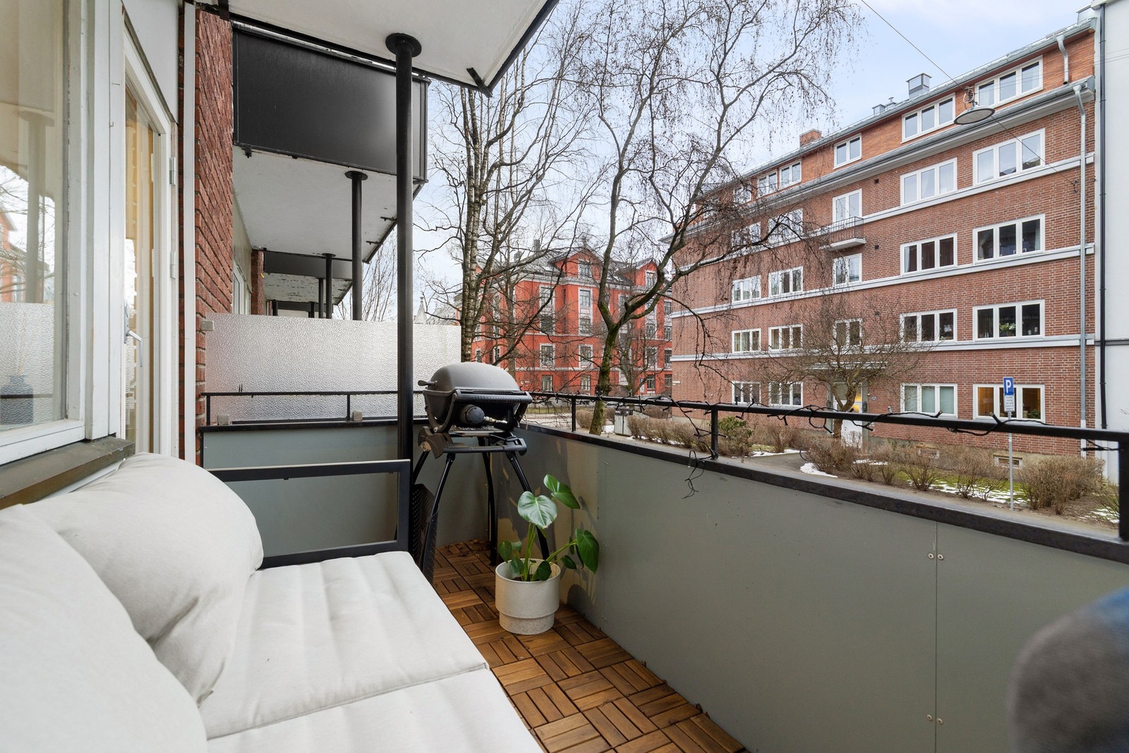 Utgang til din egen balkong fra stuen. Sorgenfrigaten er en rolig og grønn gate med flotte trær og beplantning. Galleribilde