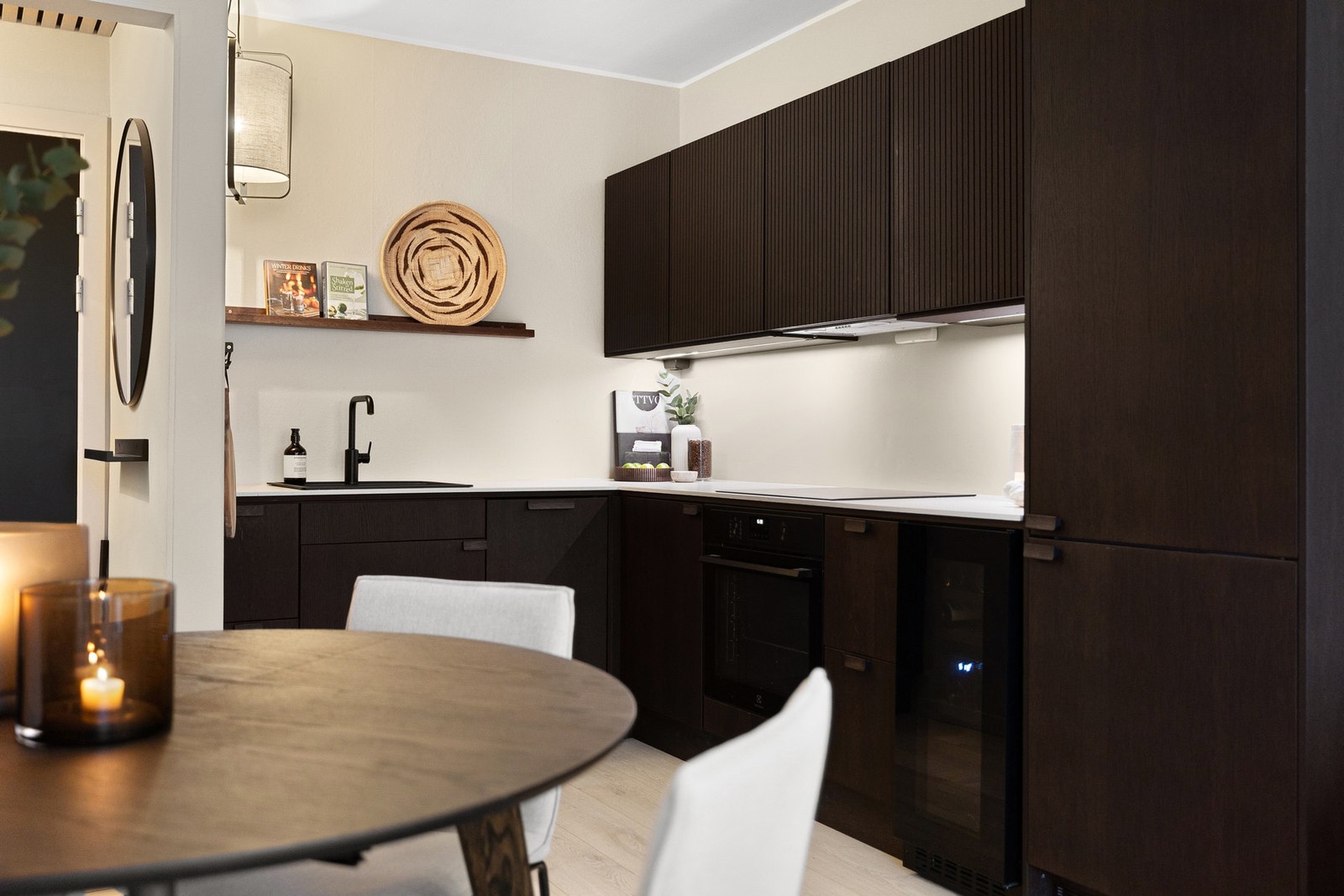 Rålekkert kjøkken med eksklusive froter i mørk eikefinér. Galleribilde