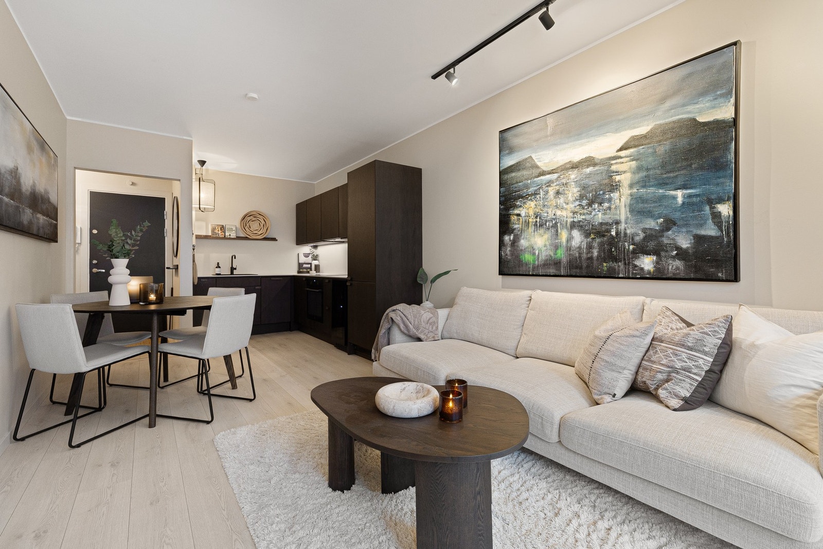 Åpen og sosial planløsning. Kjøkkenet ble flyttet ut i stuen i forbindelse med oppussing i 2024. Galleribilde