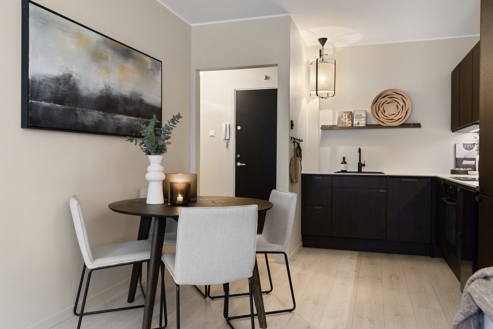 Svært god planløsning hvor hver eneste kvadratmeter er godt utnyttet. Plass til både spisestue og sofagruppe. Galleribilde