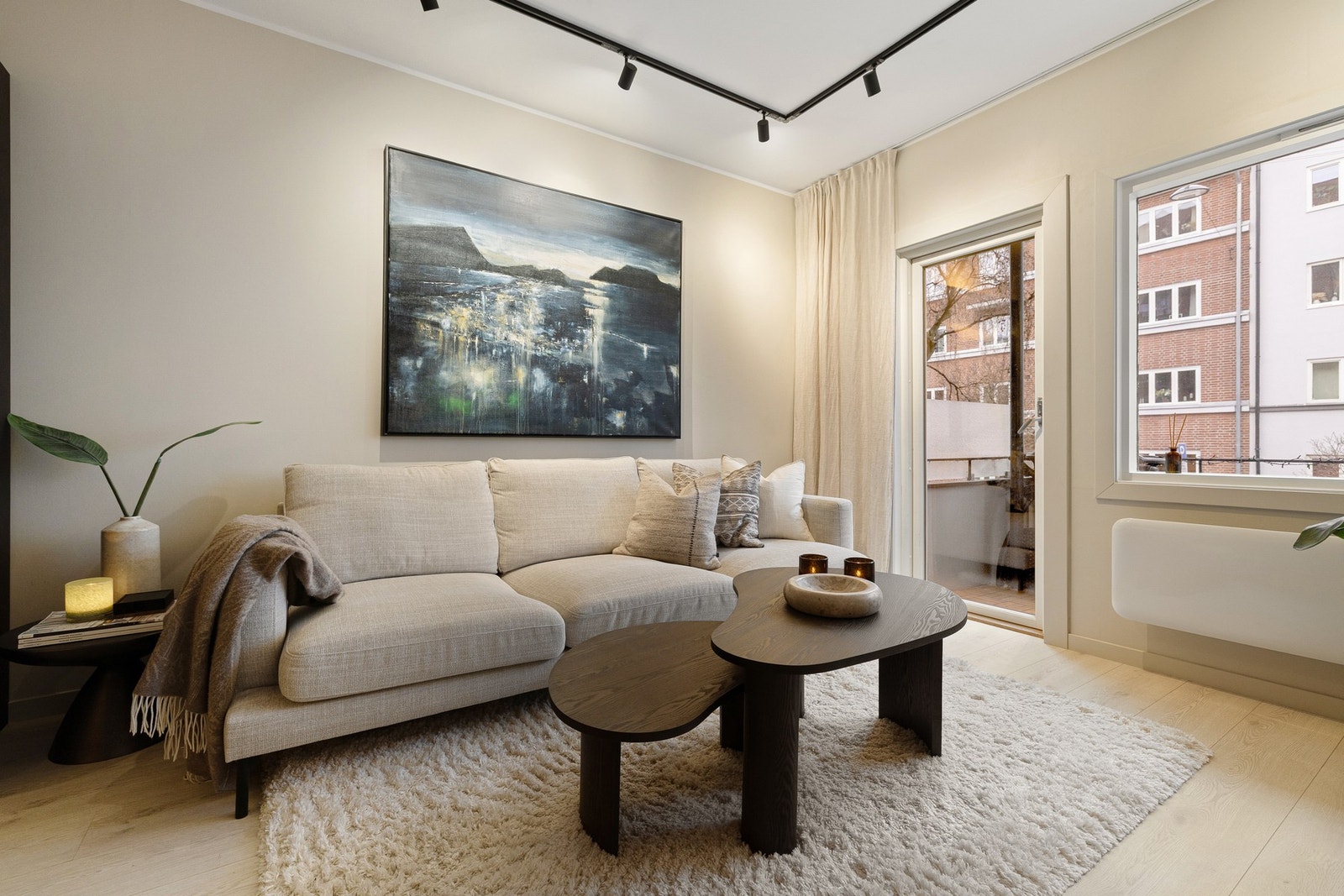 Generøs takhøyde og store vindusflater mot syd. Galleribilde