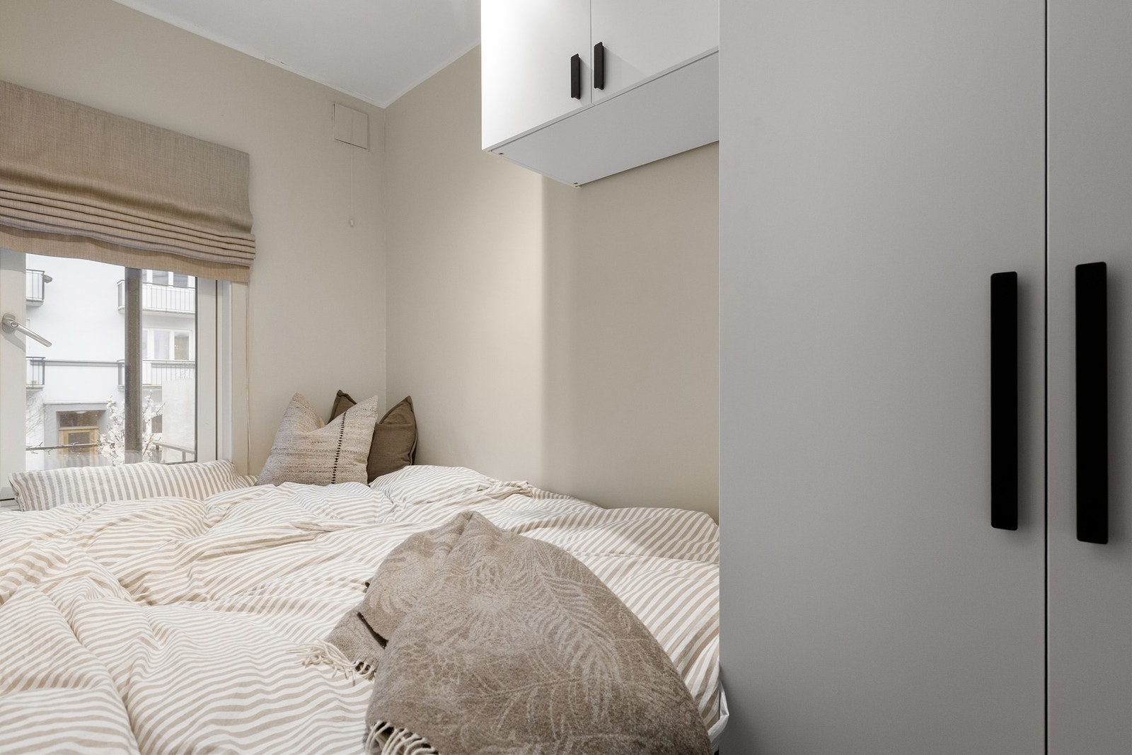 Soverom med garderobeskap. Leiligheten disponerer i tillegg to boder. Galleribilde