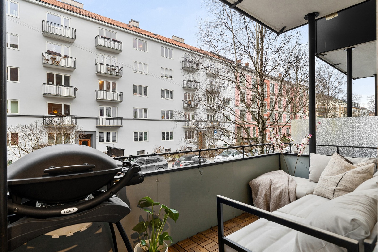 God plass til utemøblement som grill, spisesbord, sittegrupper mv. Galleribilde