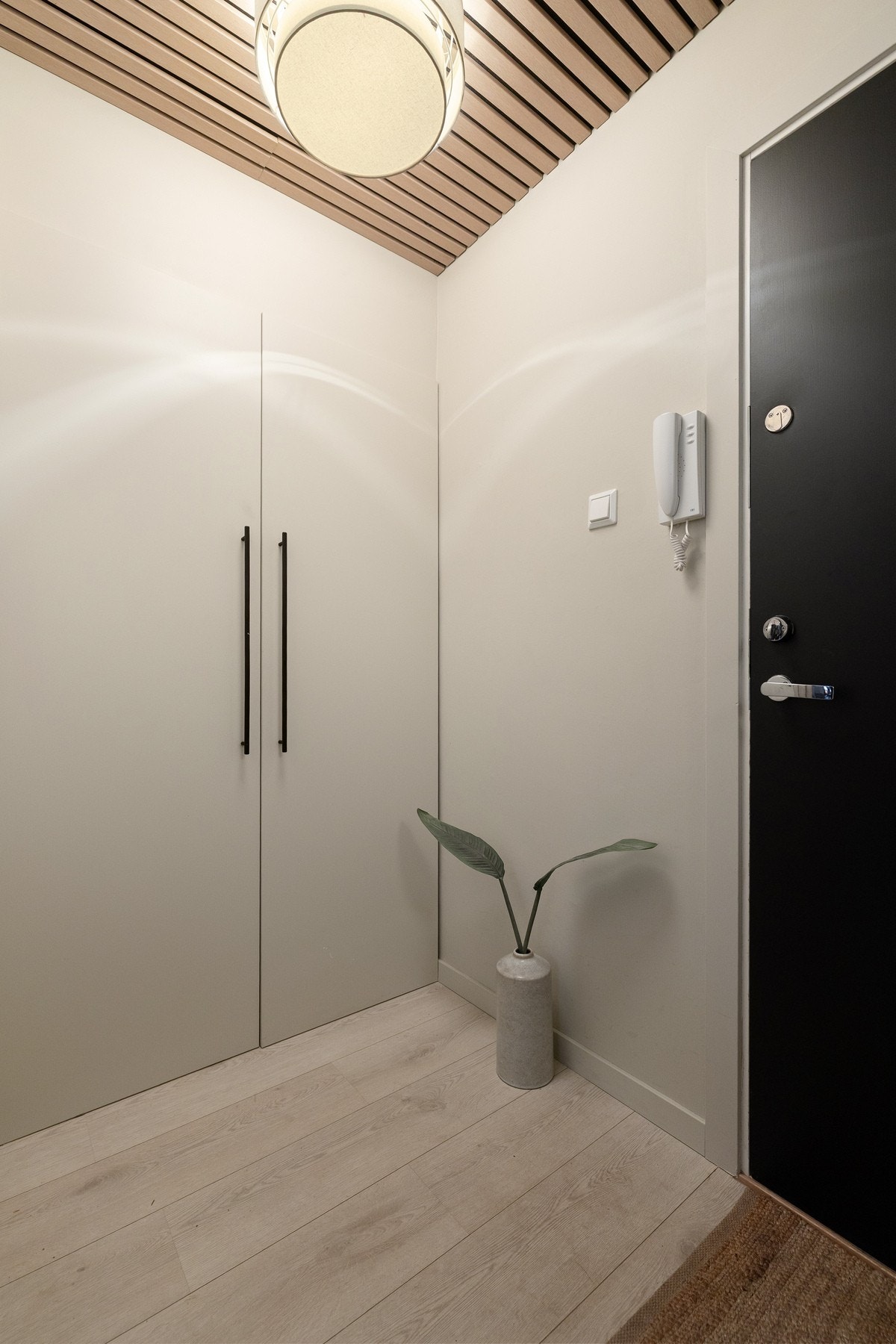 Entré med innebygde garderobeskap og påkostede håndtak. Galleribilde