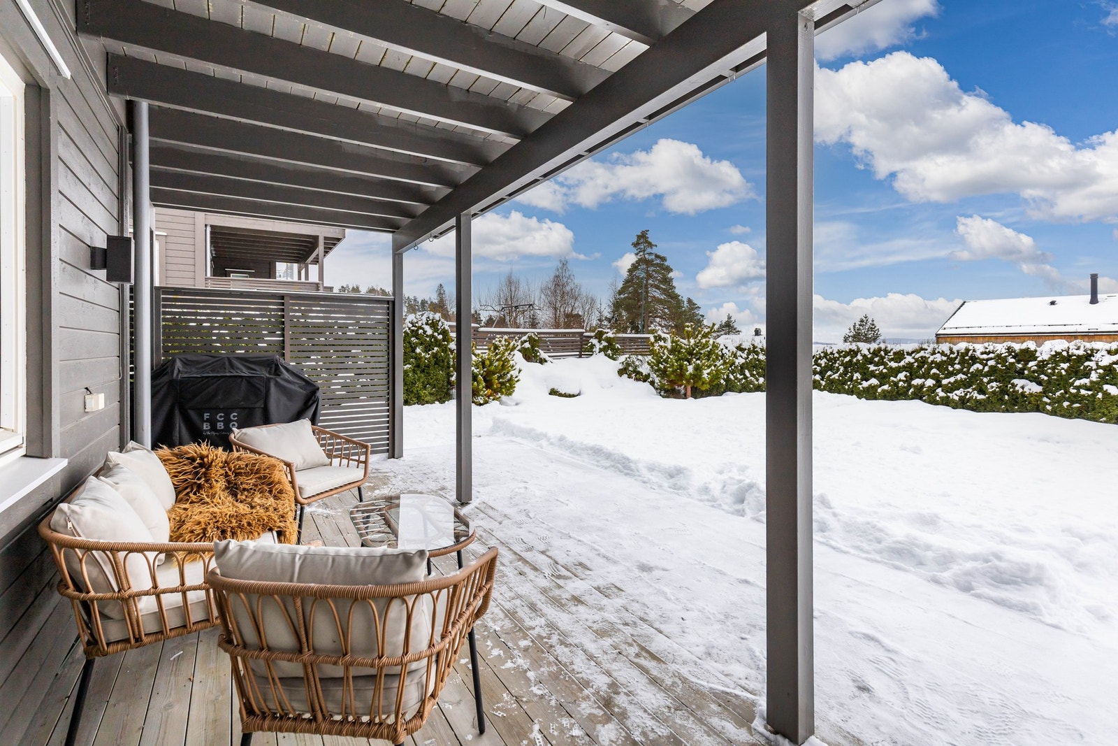 Uteområdet nede er delvis overbygd av balkongen over. Galleribilde