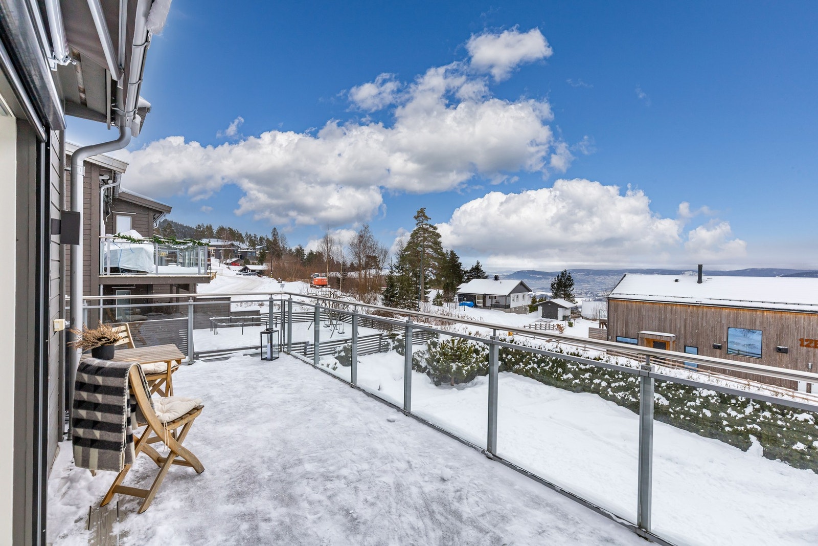 Balkongen har glassrekkverk som ivaretar utsikten. Galleribilde