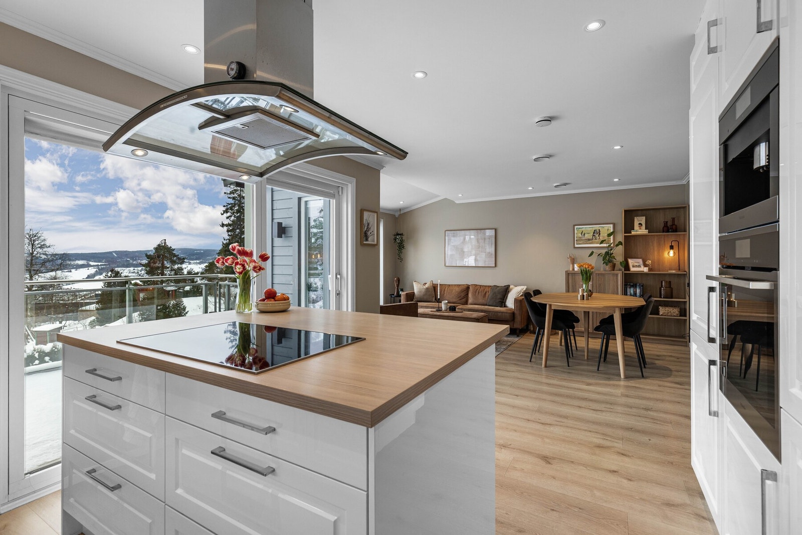 Kjøkkenøya fungerer som et sosialt midtpunkt hvor man kan lage mat samtidig som man nyter utsikten. Galleribilde